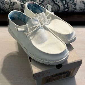 Hey Dude Women's White Wendy slip Ons